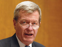 080330_pitbossbaucus