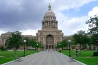 Texas_capital_building_with_walkway