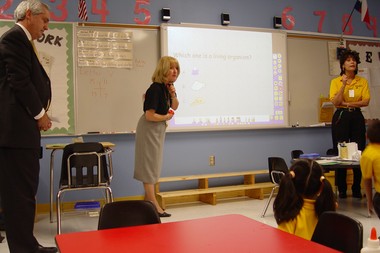 Senator Shapleigh works with technology in the classroom at Hershel Antwine