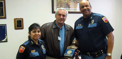 Senator Shapleigh gives the "Adelante Con Ganas" award to El Paso police officers