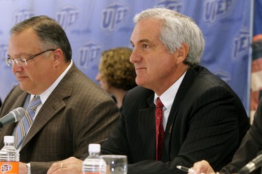 Chairman John Carona (R-Dallas) and Senator Eliot Shapleigh (D-El Paso) during the <a href=" http://shapleigh.org/news/3709-senate-committee-on-transportation-homeland-security-to-meet-in-el-paso"> Senate Committee on Transportation & Homeland Security qu