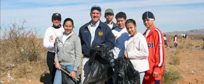 El Pasoans show their "El Paso Pride" in an area clean up