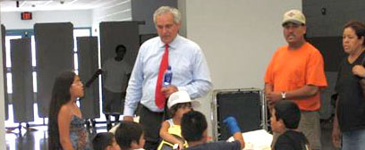 Senator Shapleigh visits with families displaced by the Great Flood of 2006