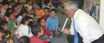 Senator Eliot Shapleigh reads to El Paso students